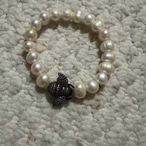 Costume bee pearl bracelet
